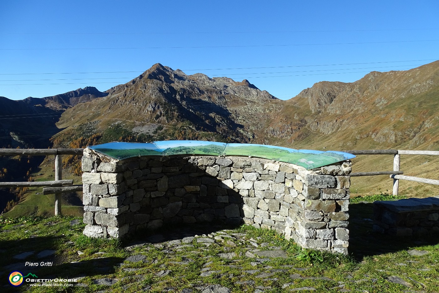 10 Partiamo da Ca' San Marco (1830 m) .con vista su Colombarolo e Ponteranica.JPG